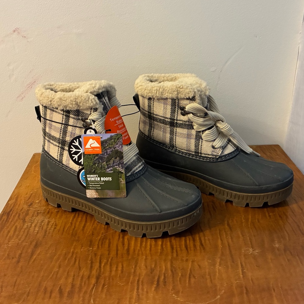 Women’s Winter Duck Boots, Size 7 - Picture 2 of 6
